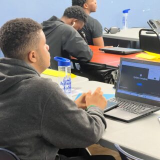 Today our Digital Navigators are learning how to meet clients where they’re at. “Not everyone is at the same level—and that’s okay!” says Instructor Andrew. “Assess their skill level and respond accordingly.” 🤝 In partnership with @syepontherun and Marshall Heights CDO 💙